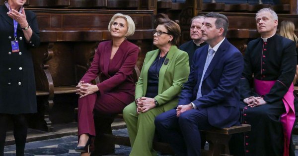 Agata ze współmałżonkami zwiedziła zamek. Zaskoczyła soczystą czerwienią