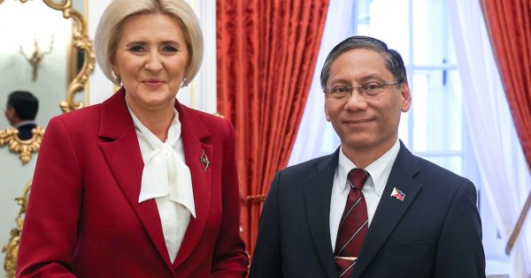 Agata w patriotycznych kolorach. Biała koszula i czerwony komplecik podkreśliły jej urodę