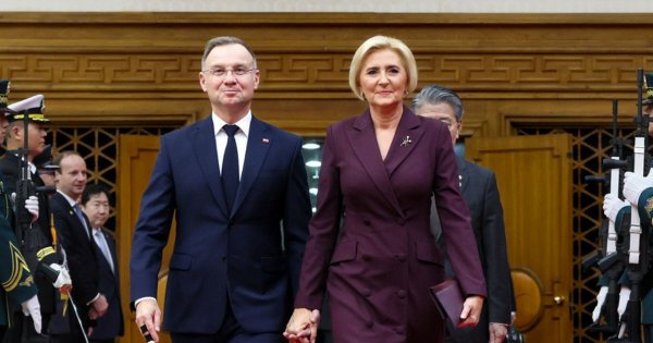 Wszystkie stylizacje Agaty w Korei. Była zbroja, kiecka z kwiatem, broszka i ognista czerwień