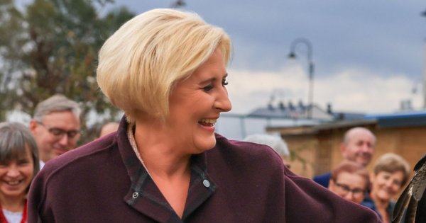 Agata wskoczyła w różową marynarkę i ponczo. Tak spotkała się gospodyniami wiejskimi