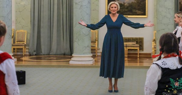 Agata wskoczyła w zieloną kieckę podkreślającą talię. Podobną można kupić za mniej niż 100 zł
