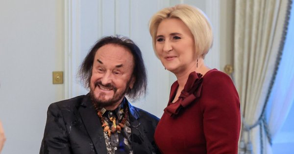 Agata w czerwieni z wielką kokardą przy twarzy. Tak ugościła Stana Borysa