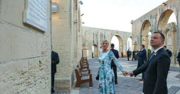 Zakochana para wybrała się do kopalni soli. W oczy rzucają się przykrótkie spodnie Andrzejka