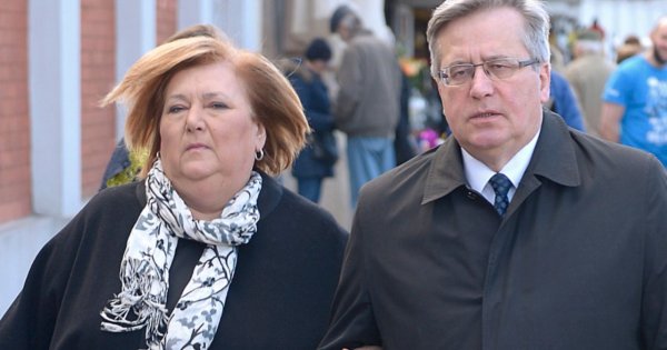Anna od Bronka w płaszczu, ponczo, z narzutką. Właśnie tak można się ubrać na cmentarz