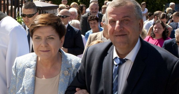 Becia jest żoną od prawie czterdziestu lat. Edward jest oazą spokoju. Wszystkie decyzje podejmują wspólnie