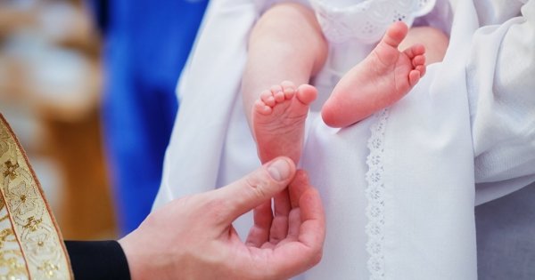 Chrzest dziecka z in vitro? Kościół mówi "tak", ale stawia zaporowe warunki. Rodzice: "To upokarzające"