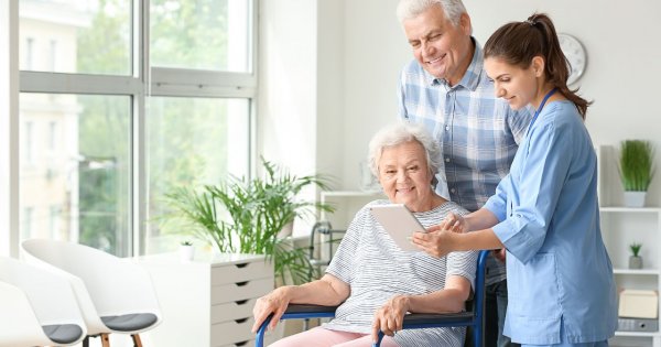 "Pomagam seniorom. Ich historie często mnie przytłaczają"
