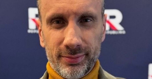 Stylowy Janusz w trybie jesieniara. Wskoczył w marynarkę za niecałe 2 kapcie i musztardowy golfik