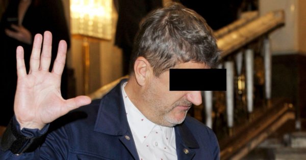 Były biznesmen Janusz został zatrzymany przez smutnych panów. Sieć zalały memy