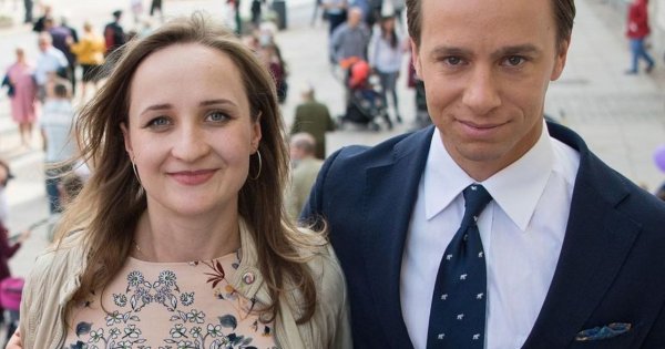 Karina od pięknego Krzysia w kusej mini wyeksponowała nogi do nieba. Zjawiskowa kobieta