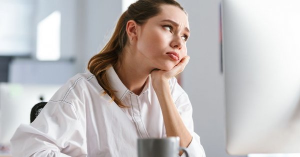 "W firmie mamy nowego pracownika. To chyba znajomy szefa, bo ja pracuję za niego, a on nic nie robi"
