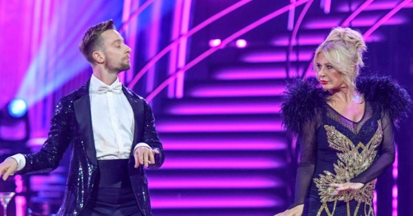 Majka Jeżowska zachwyciła w czarnej sukni z tiulem i piórami. Nawet Gąsowski padł na kolana [wideo]