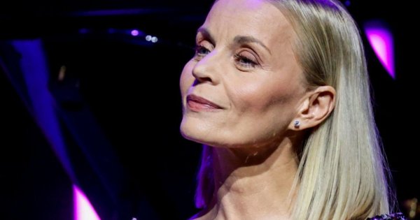 Małgorzata Foremniak w koronkowej bluzeczce i garniturze ombre. 57-latka wyglądała zjawiskowo