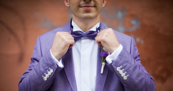 "Do ślubu w fioletowym garniturze 'jak Beckham'. Mój narzeczony ma gust"