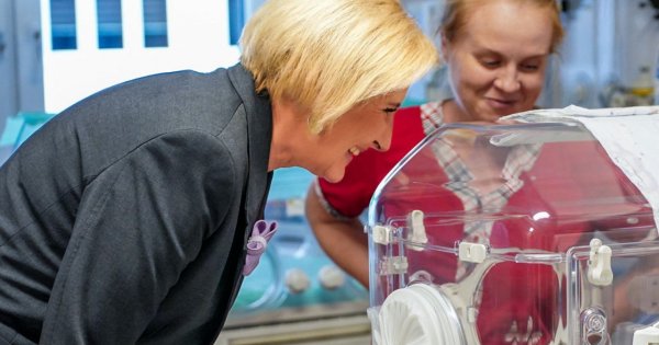 Agata odwiedziła najmłodszych pacjentów. Zaglądała do wcześniaków w pogrzebowym garniturze