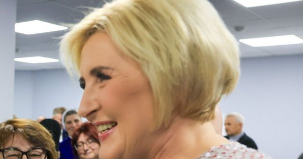 Od tego stroju można dostać oczopląsu. Agata tym razem się nie popisała, prawie jak Czerwony Kapturek
