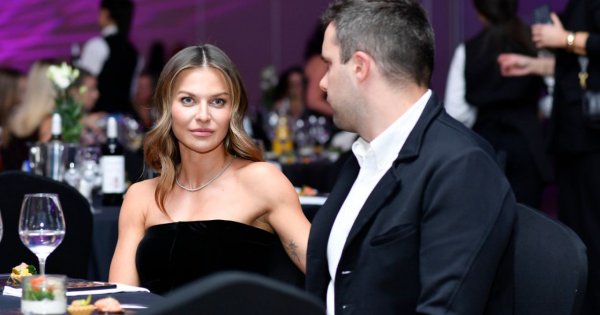 Anna Lewandowska wskoczyła w welur na uroczystą galę. Odsłoniła umięśnione ramiona
