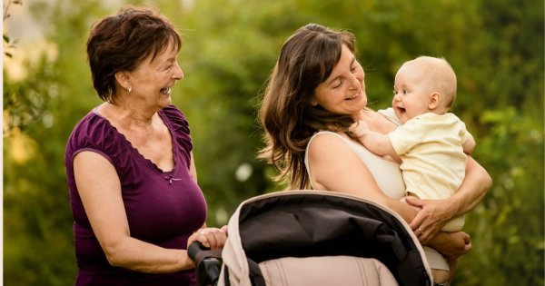 "Wychowuję dzieci po swojemu, a moja mama wciąż się wtrąca. Nie wierzy we mnie jako w matkę"