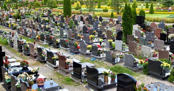 Cmentarny humor 2024. Memiarze nie zawiedli i dowieźli memy o najzabawniejszych nagrobkach