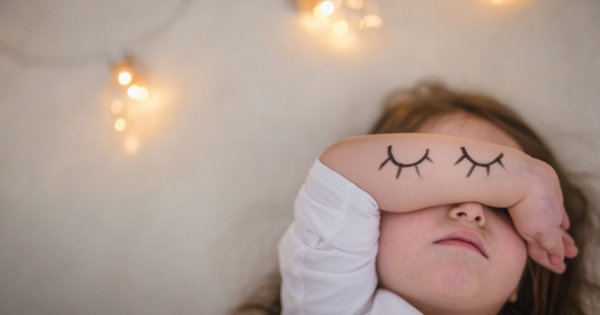 "Teściowa mówi, że wychowuję egoistkę, bo moja córka wciąż śpi w moim łóżku. A ja chcę, żeby czuła się kochana"