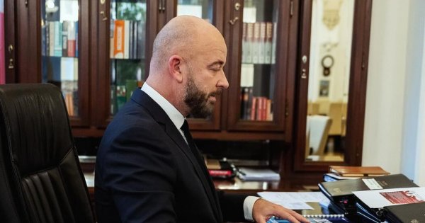 Jacek z Wrocławia ma problemy z powodu wałów na dyplomie. Sieć zalały memy