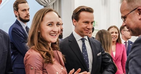 Karina od pięknego Krzysia w kapelusiku i modnym płaszczyku. Zaprezentowała francuski szyk