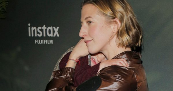 Lara Gessler w kaloszach i dresach na premierze filmu. Towarzyszyła jej śpiąca córka