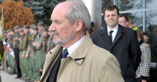 Rajdowiec Antoni mówi o korzystaniu z komórki podczas przejażdżki po stolicy: "Samochód wtedy stał"