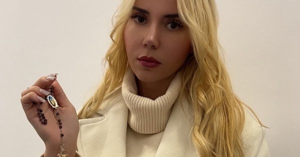 Marianna w dresie i butach za 7k zapozowała na cmentarzu. "Sweet focie przy grobach"