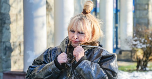 Drapieżna Maryla Rodowicz maszeruje po stolicy w czekoladowych ustach. Młodzieżowo i stylowo