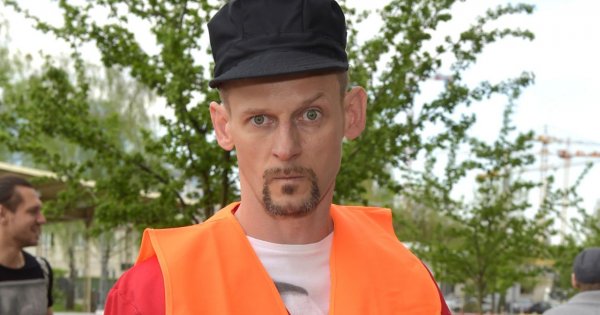Michał Wójcik obchodzi dzisiaj 53 urodziny. Fani uwielbiają kabareciarza za jego plastyczną twarz [zdjęcia]