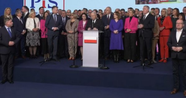 Jarek zaliczył wpadkę na konferencji. Pytanie dziennikarza go rozstroiło i nie przemyślał tego, co mówi [wideo]