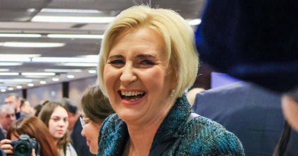 Błyszcząca Agata od Andrzeja wskoczyła w mega dopasowaną kreację. Ten element garderoby warto mieć w swojej szafie