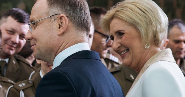 Agata w modnych, marszczonych kozaczkach i ołówkowej spódnicy. Tylko z górą dała ciała