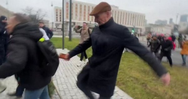 Antek odpalił wrotki na miesięcznicy. Biegał za ludźmi i podstawiał im nogę [wideo i memy]