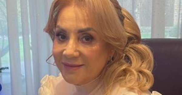 Danuta Martyniuk odmłodniała o 20 lat. Ukochana Zenka odsłania zgrabne nóżki w towarzystwie przyjaciółki
