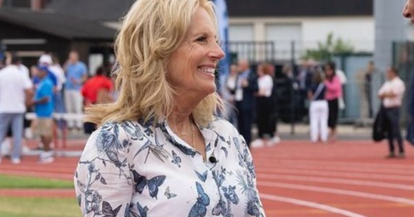 Jill od Joe zachwycająco udekorowała dom na święta. Choinki, światełka, gwiazdy, girlandy. Na bogato