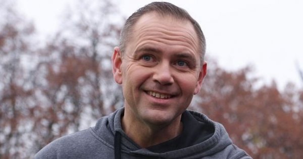 Twardy Karol pokazał tatuaże. Internauci już wiedzą, co tam jest napisane [memy]