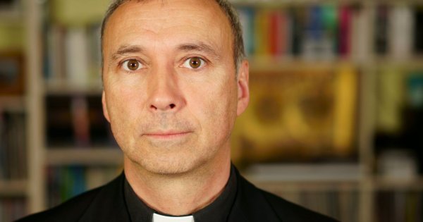 "Znowu trzeba będzie przyjąć księdza po kolędzie. A on jest taki wścibski, o wszystko wypytuje"