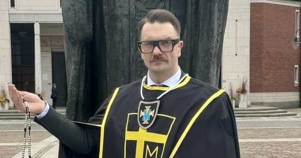 Łukasz od Jarka wstąpił do zakonu i zamieścił śmieszne zdjęcie. Memiarze odpowiedzieli memami