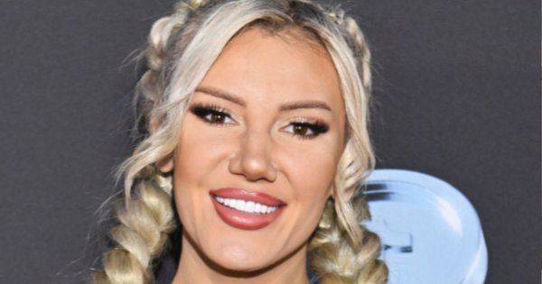 Magdalena Lubacz z "Projekt Lady" świeci dekoltem na ściance. Opięty kombinezon uwidocznił każdy atut