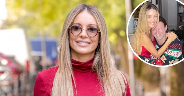 Małgorzata Rozenek w czerwonej kiecce wypina się przy choince. Obok synowie