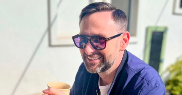Daniel jest dobry w przepisywaniu dóbr na rodzinę. Teraz poszły liczne działki i dworek