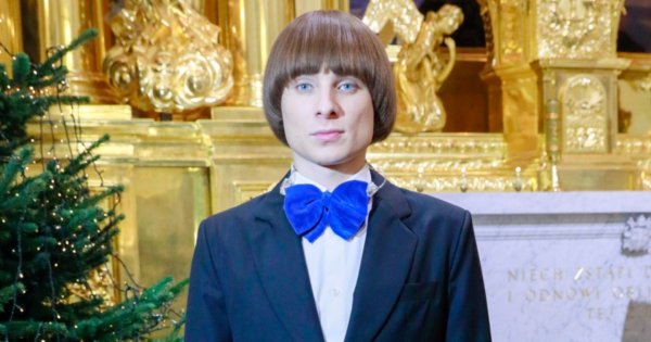 Odmieniony Ralph Kaminski popędził na ściankę. W nowej fryzurze przypomina Jamesa Bonda