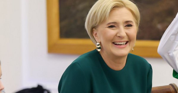 Agata w tej kiecce wygląda jak milion dolarów. Podobną można kupić za mniej niż stówę