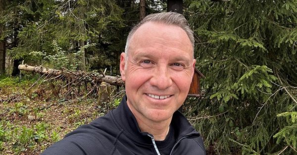 Andrzej Jąkała nieporadnie mówiący po angielsku rozbawił memiarzy. Sieć zalały memy, a parodia jest hitem sieci