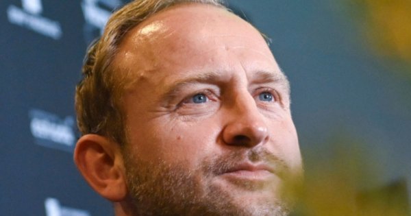 Borys Szyc na premierze filmu z ukochaną. Justyna założyła biały żabot