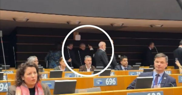 Grubiańskiego Grzegorza wywalili z siedziby w Brukseli. Nie umiał się zachować podczas minuty ciszy [wideo]