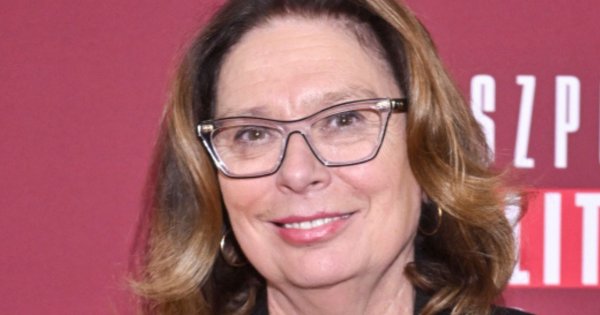 67-letnia Małgorzata w nieformalnej, wzorzystej kiecce na czerwonym dywanie. Wygląda o 20 lat młodziej