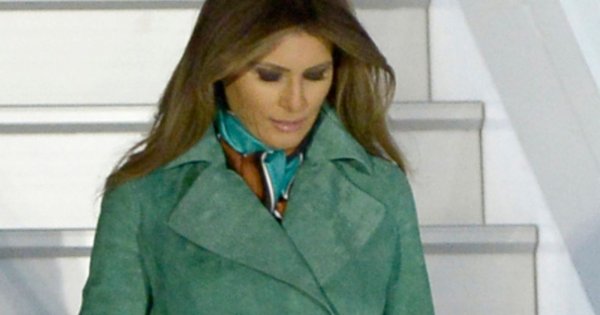 Melania na oficjalnym portrecie. Wskoczyła w damski garnitur, a fani ubolewają nad przeróbkami: "Photoshop w wersji deluxe"